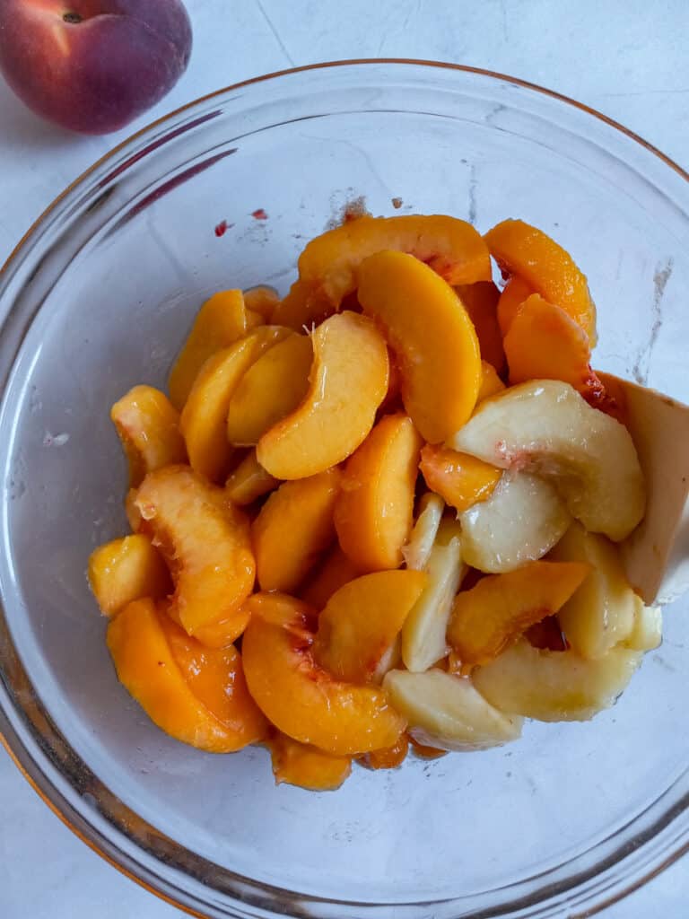 a bowl of sliced peaches