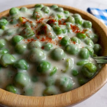 wooden bowl of Amish creamed peas