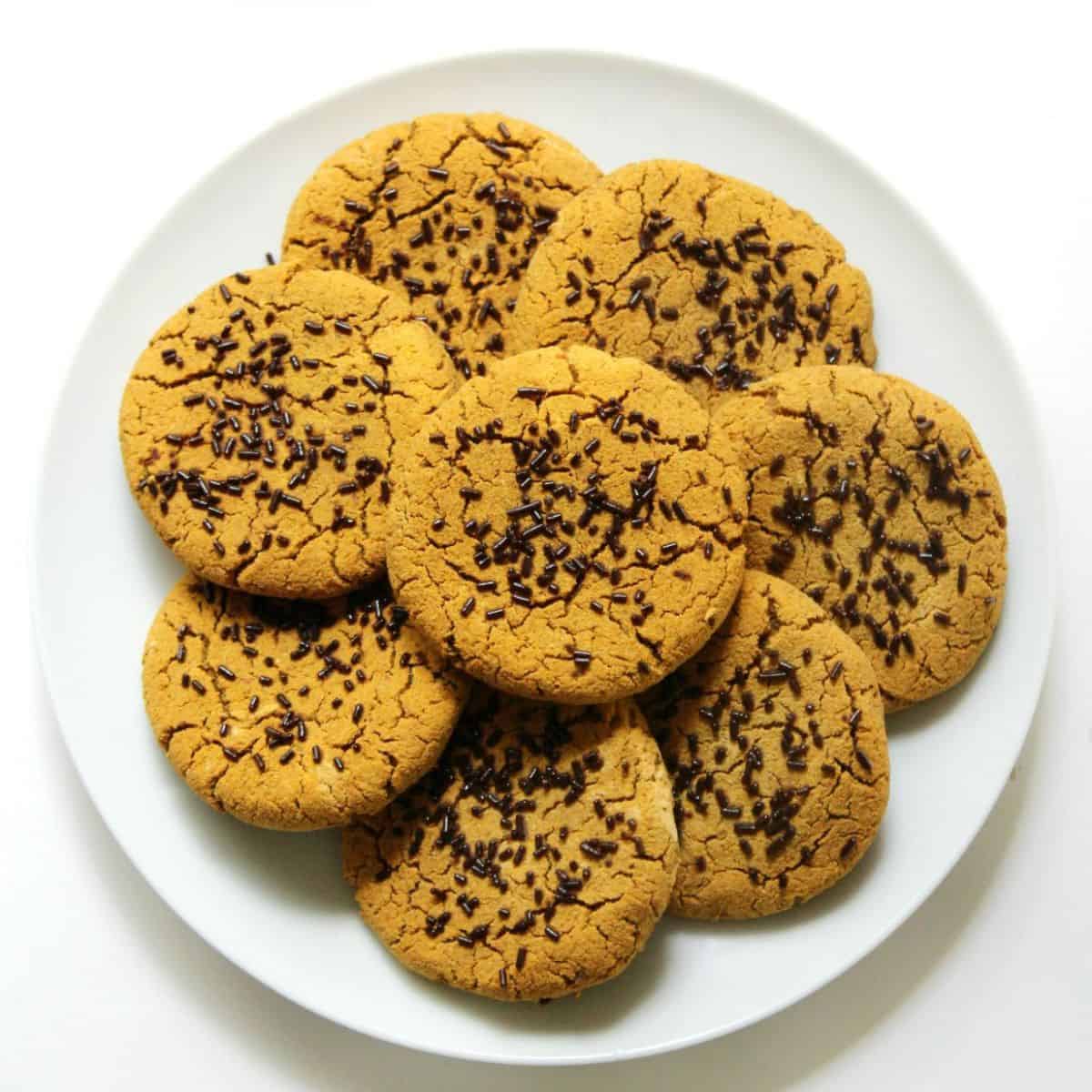a plate full of pumpkin spice cookies.