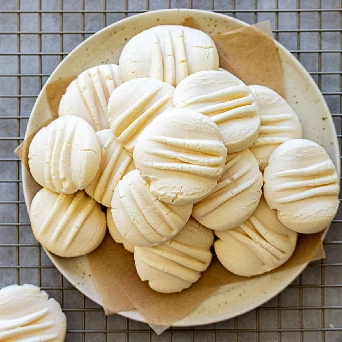 a plate full of cornstarch cookies.