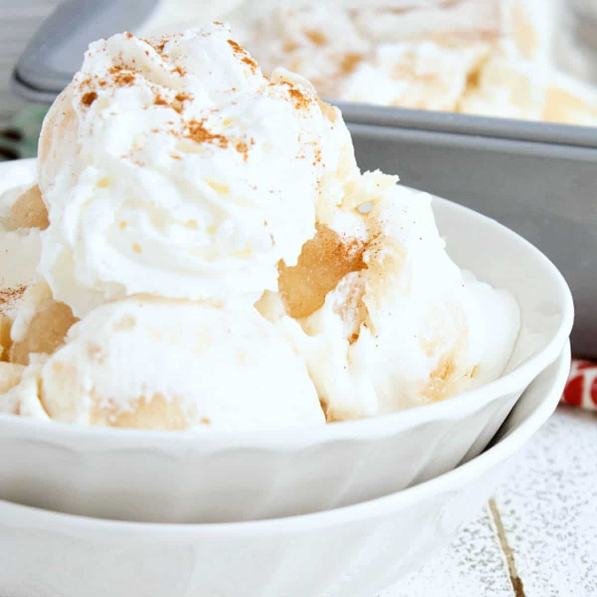 a bowl of apple pie ice cream.