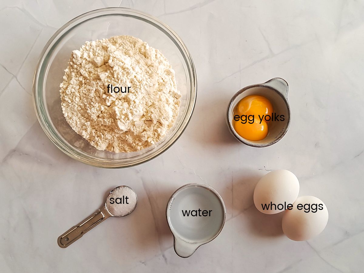 Ingredients: flour, egg yolks, whole eggs, salt, and water.